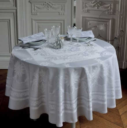 Скатерть круглая диаметр 235 Garnier-Thiebaut BEAUREGARD WHITE 